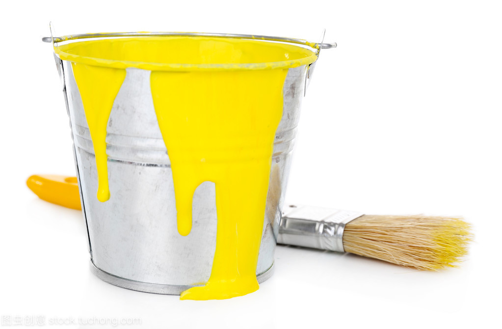 桶黄色油漆刷上白色孤立